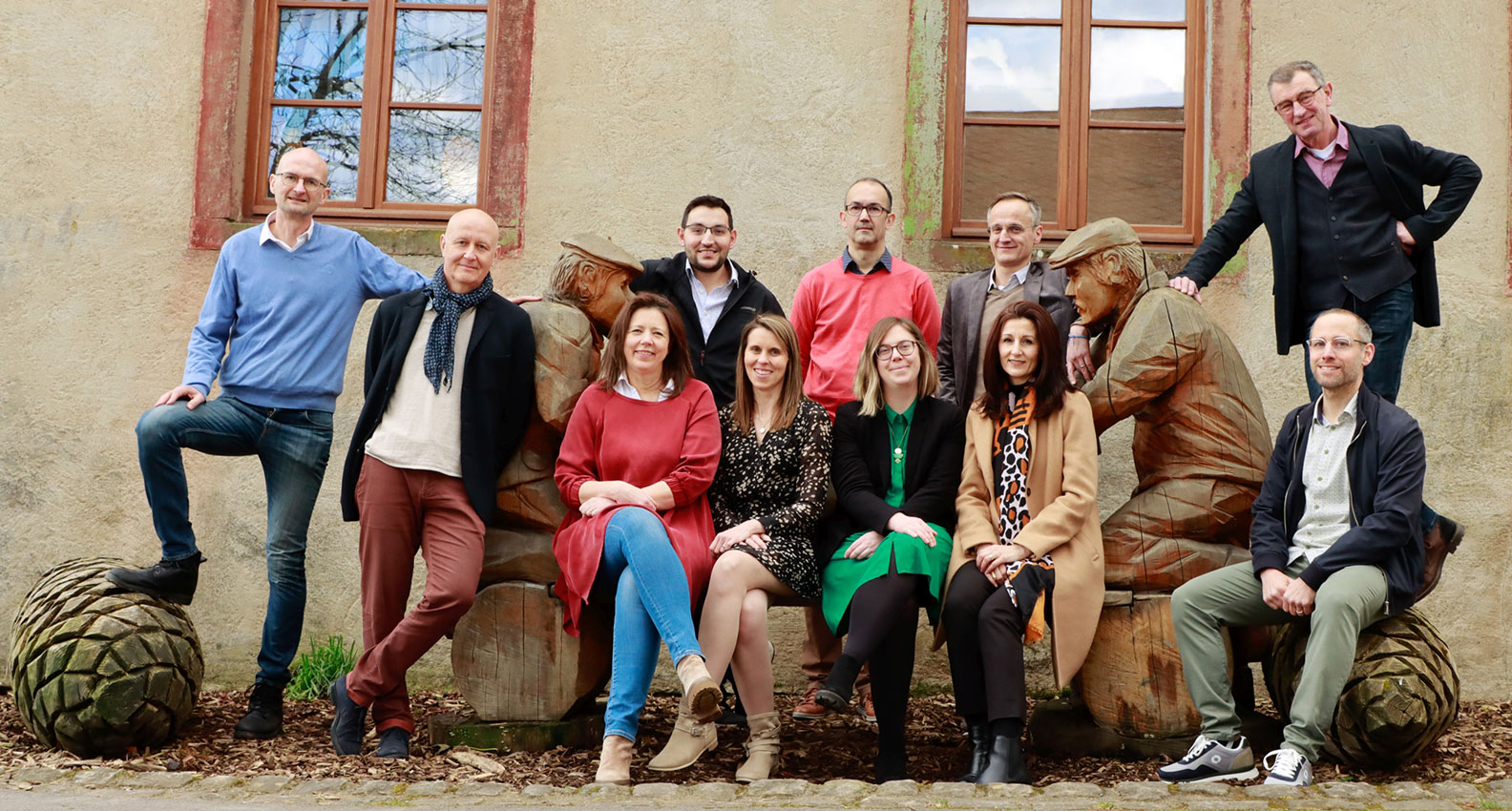 Ein Foto mit der kompletten Mannschaft der "Mat Iech" Bürgerliste. Auf einer Bank und um eine Bank herum sitzen und stehen 4 Frauen und 7 Männer.